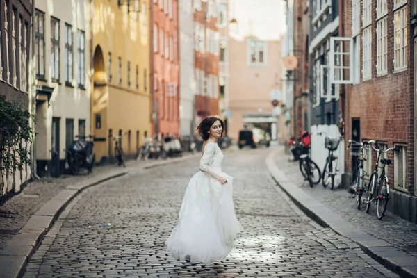 Glad romantisk ung par firar sitt äktenskap. — Stockfoto