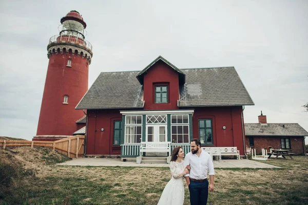 Gelukkig romantisch jong paar vieren hun huwelijk. — Stockfoto