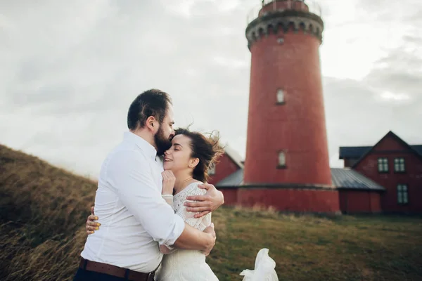 Feliz casal jovem romântico celebrando seu casamento. — Fotografia de Stock