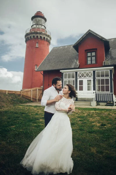 Feliz pareja joven romántica celebrando su matrimonio. — Foto de Stock