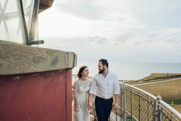 Feliz casal jovem romântico celebrando seu casamento. Fotos De Bancos De Imagens