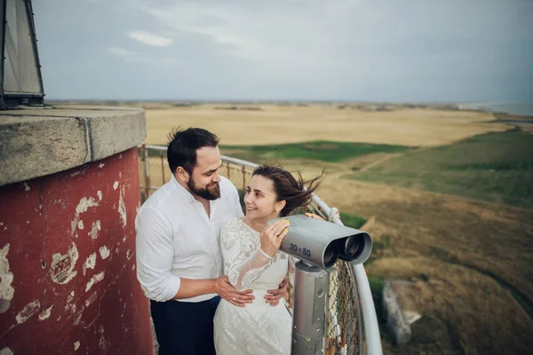 Feliz casal jovem romântico celebrando seu casamento. Fotos De Bancos De Imagens