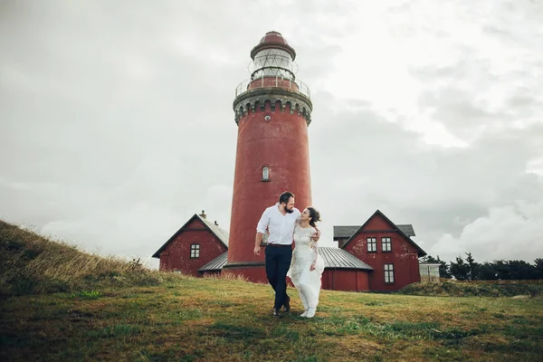 Feliz casal jovem romântico celebrando seu casamento. Fotos De Bancos De Imagens Sem Royalties