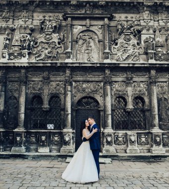 Mutlu damat ve dantel gelinlik zarif gelin şehir caddesinde poz 