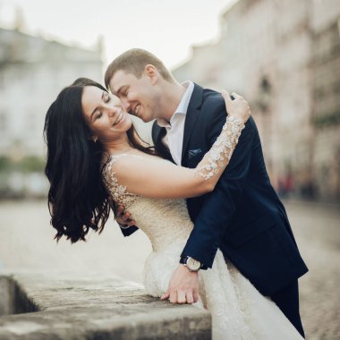 Genç neşeli yeni evli çift in yakın görüş portresi