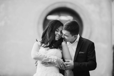 Mutlu damat ve dantel gelinlik zarif gelin şehir caddesinde poz 