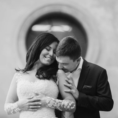 Mutlu damat ve dantel gelinlik zarif gelin şehir caddesinde poz 