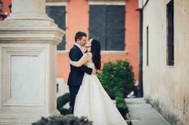 Mutlu damat ve dantel gelinlik zarif gelin şehir caddesinde poz 