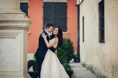 Mutlu damat ve dantel gelinlik zarif gelin şehir caddesinde poz 