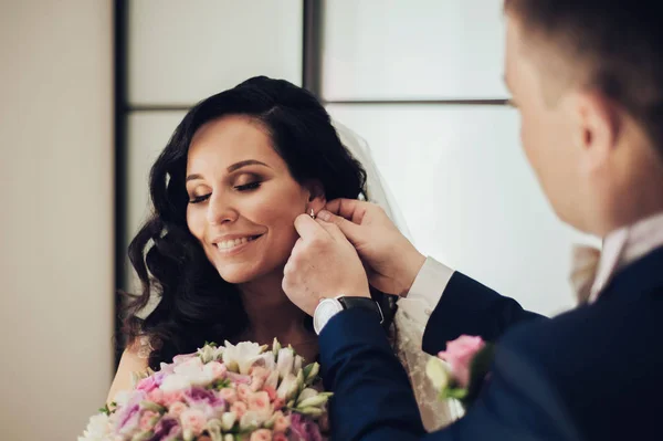 Noivo Ajudando Noiva Colocar Brinco Antes Cerimônia Casamento — Fotografia de Stock