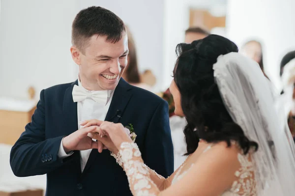 Glückliche Braut Und Bräutigam Bei Der Trauung Der Kirche — Stockfoto