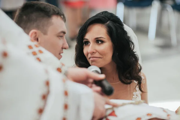 Glückliche Braut Und Bräutigam Bei Der Trauung Der Kirche — Stockfoto