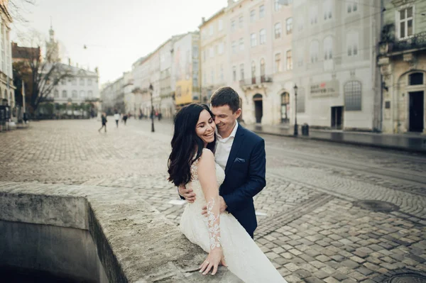 Lycklig Brudgum Och Elegant Brud Spets Bröllopsklänning Poserar City Street — Stockfoto