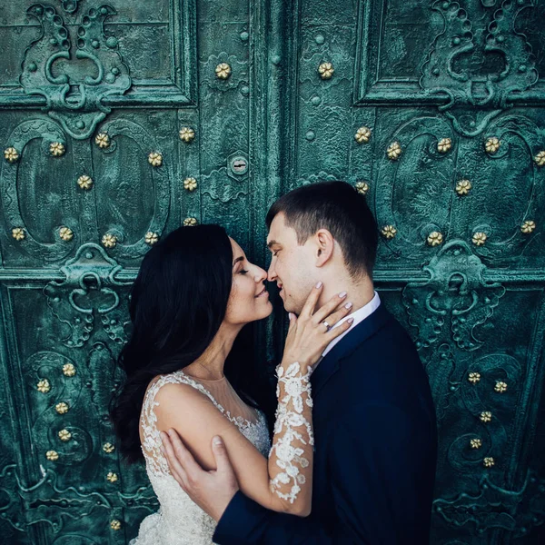 Potret Pasangan Muda Yang Baru Menikah Dan Ceria — Stok Foto