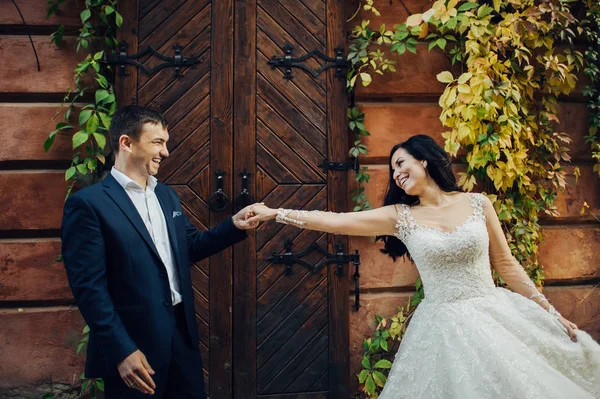 Feliz Casal Recém Casado Elegante Dançando Frente Porta Madeira Com — Fotografia de Stock