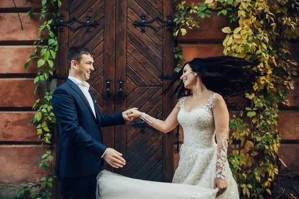 Feliz Elegante Pareja Recién Casada Bailando Delante Puerta Madera Con —  Fotos de Stock