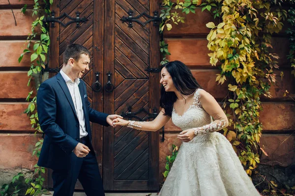 Glücklicher Bräutigam Und Elegante Braut Spitzenhochzeitskleid Posieren Auf Der Straße — Stockfoto
