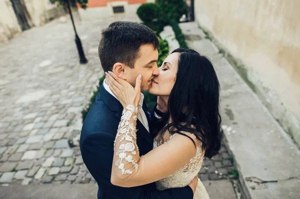 Potret Pasangan Muda Yang Baru Menikah Dan Ceria — Stok Foto