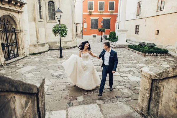 Glad Nygifta Par Går Gamla Stadsgatan — Stockfoto