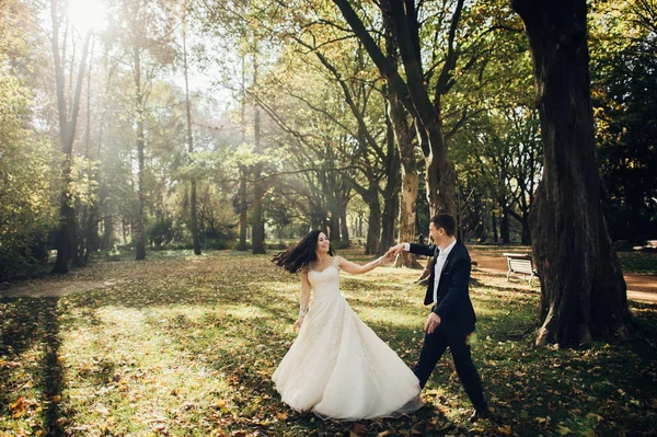 Elegante Sposa Che Balla Con Sposo Nel Parco Verde — Foto Stock