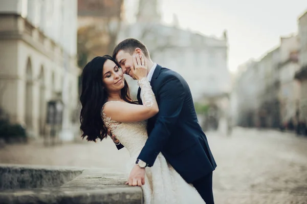 Lycklig Brudgum Och Elegant Brud Spets Bröllopsklänning Poserar City Street — Stockfoto