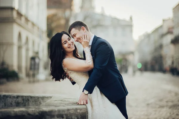 Šťastný Ženich Elegantní Nevěsta Krajských Svatebních Šatech Ulici — Stock fotografie