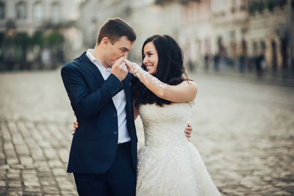 Glücklicher Bräutigam Und Braut Auf Der Leeren Straße Der Stadt — Stockfoto