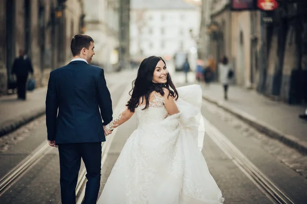 Lycklig Brudgum Och Brud Går Empty City Street — Stockfoto