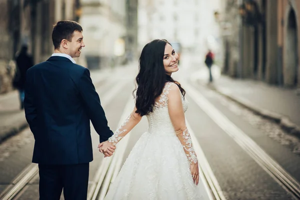 Lycklig Brudgum Och Brud Går Empty City Street — Stockfoto