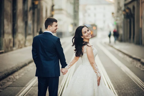 Pengantin Pria Dan Wanita Bahagia Berjalan Jalan Kota Kosong — Stok Foto