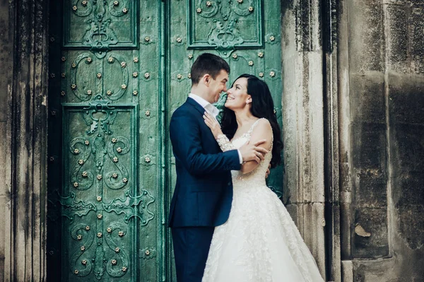 Lycklig Brudgum Och Elegant Brud Spets Bröllopsklänning Poserar City Street — Stockfoto