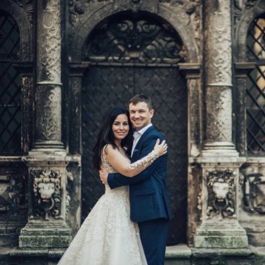 Mutlu damat ve dantel gelinlik zarif gelin şehir caddesinde poz 