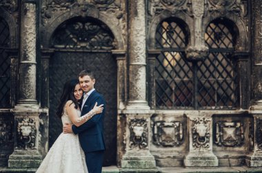 Mutlu damat ve dantel gelinlik zarif gelin şehir caddesinde poz 