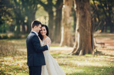 Neşeli gelin ve damat güneşli yeşil park ac poz