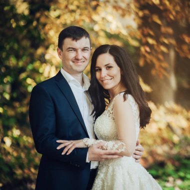 Neşeli gelin ve damat güneşli yeşil park ac poz