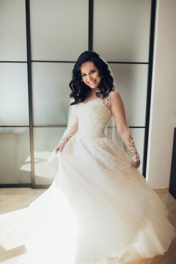 Zarif gelinlik mutlu gelin portresi