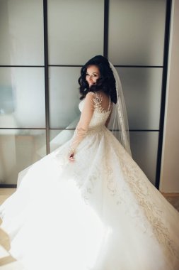 Zarif gelinlik mutlu gelin portresi