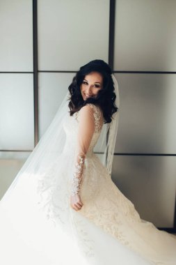 Zarif gelinlik mutlu gelin portresi