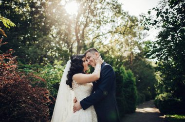 Neşeli gelin ve damat güneşli yeşil park ac poz