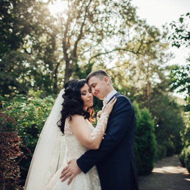 Neşeli gelin ve damat güneşli yeşil park ac poz