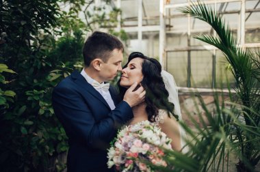 Neşeli gelin ve damat güneşli yeşil park ac poz