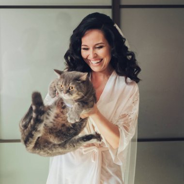 Gri kedi tutan mutlu gelinportresi