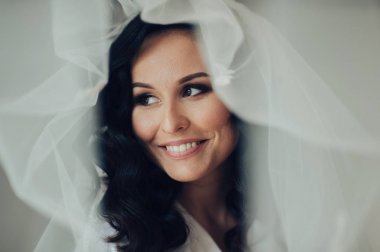 Zarif gelinlik mutlu gelin portresi