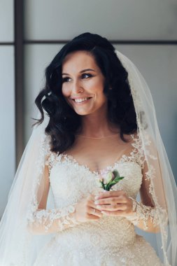 Zarif gelinlik mutlu gelin portresi