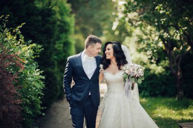 Neşeli gelin ve damat güneşli yeşil park ac poz