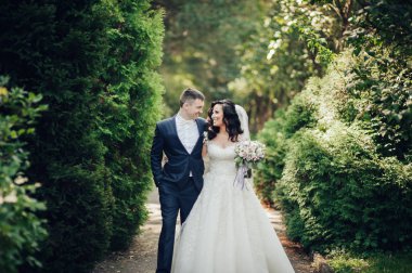 Neşeli gelin ve damat güneşli yeşil park ac poz