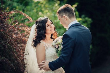 Neşeli gelin ve damat güneşli yeşil park ac poz