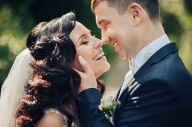 Neşeli gelin ve damat güneşli yeşil park ac poz