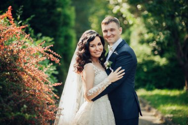 Neşeli gelin ve damat güneşli yeşil park ac poz