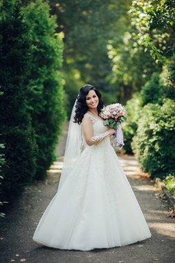 Zarif gelinlik mutlu gelin portresi